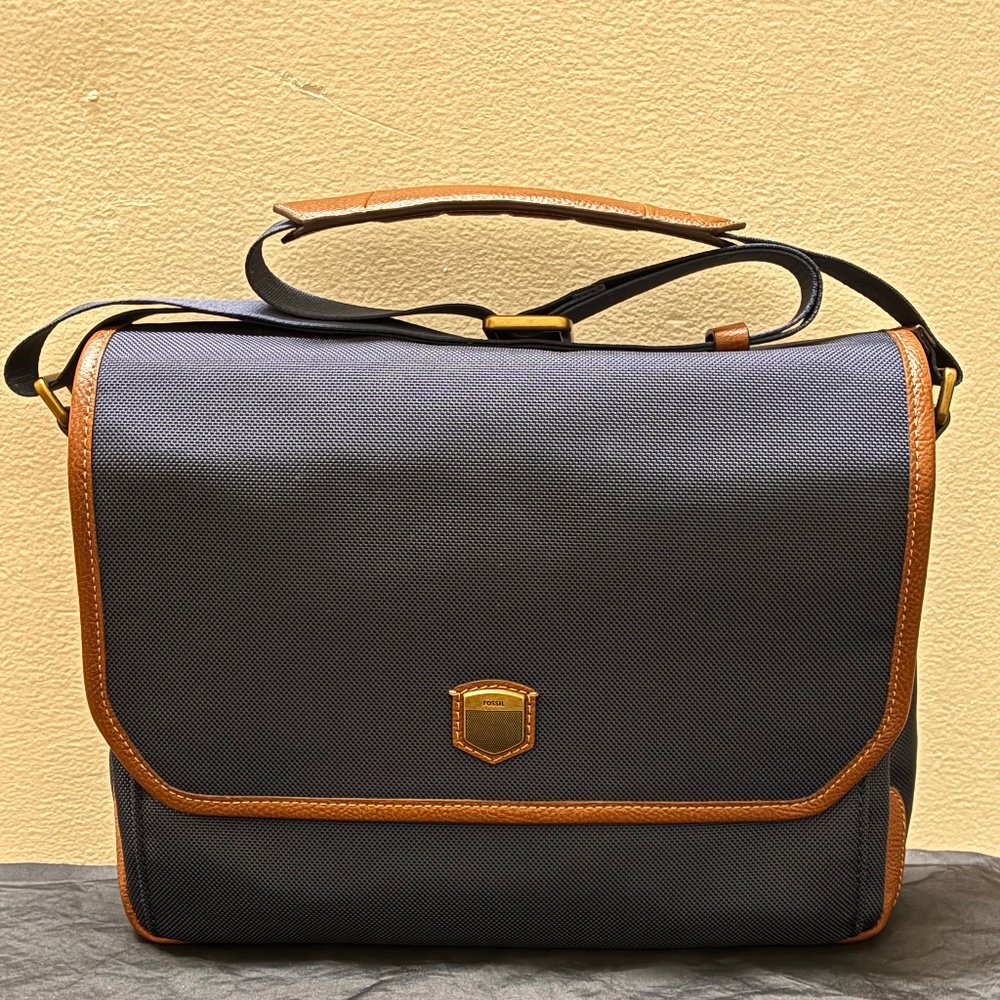 Fossil Hayes Courier